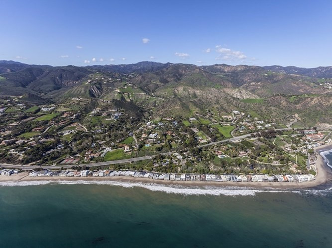 Kerr cũng có riêng một căn nhà 4 phòng ngủ tại Malibu, được mua vào năm 2014 với giá 2,15 triệu USD. Spiegel đã tặng Kerr một chiếc máy tạo nước bền vững để giúp căn nhà thân thiện với môi trường.