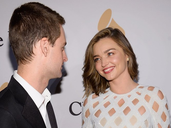 Đồng sáng lập kiêm CEO Snapchat Evan Spiegel bắt đầu hẹn hò với Miranda Kerr vào mùa hè năm 2015, sau lần gặp đầu tiên tại buổi tiệc của Louis Vuitton một năm trước đó. Cả hai đều có gia thế khá giả. Spiegel là tỷ phú Mỹ với tổng tài sản 3,4 tỷ USD, còn Kerr là siêu mẫu Australia kiêm chủ hãng mỹ phẩm Kora Organics với tổng tài sản 45 triệu USD.