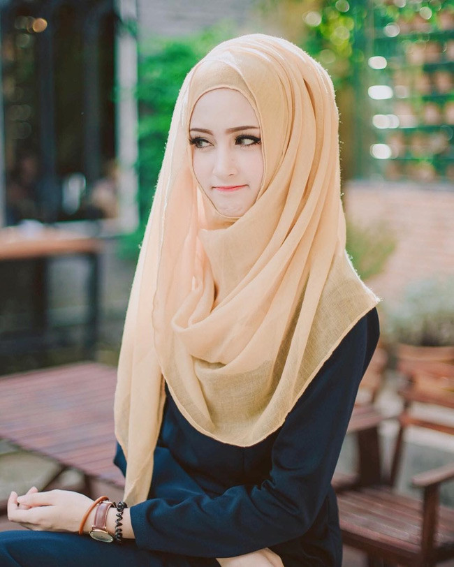 Thế nhưng lại ít người được như hot girl xứ Chùa Vàng, biết cách khiến mình trở nên vô cùng đặc biệt bằng chính những chiếc khăn trùm đầu ấy. Cô nàng thường chọn cho mình những chiếc khăn màu sắc, đôi khi nhã nhặn, đôi khi lại rất nổi bật tôn lên làn da trắng như sứ của cô.