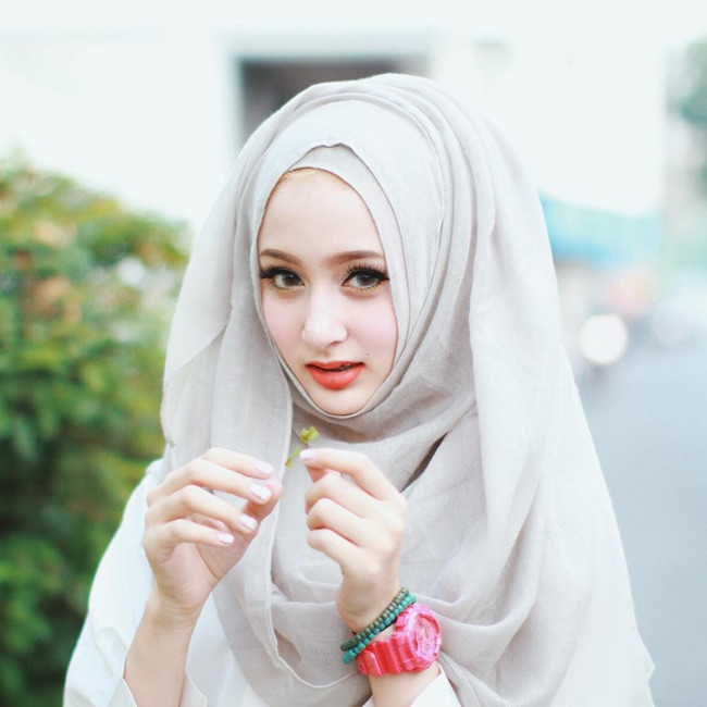 Những chiếc khăn kín đáo thế này không làm giảm đi sự tỏa sáng rực rỡ của Saira, ngược lại càng khiến cô trở nên cuốn hút hơn. Mỗi khi đăng ảnh, Saira đều khiến người hâm mộ phải xuýt xoa vì quá đẹp.