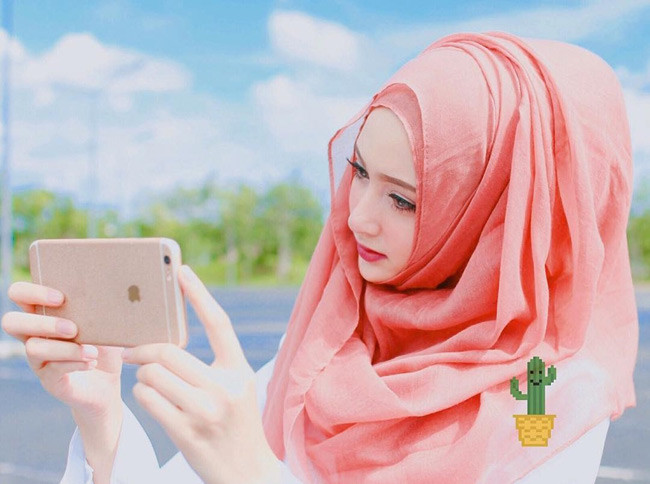 Sở hữu khả năng trang điểm đỉnh cao nên hot girl Thái Lan đã lập ra kênh Youtube, hướng dẫn cách làm đẹp. Kênh của cô hút đến hơn 200.000 lượt đăng ký.