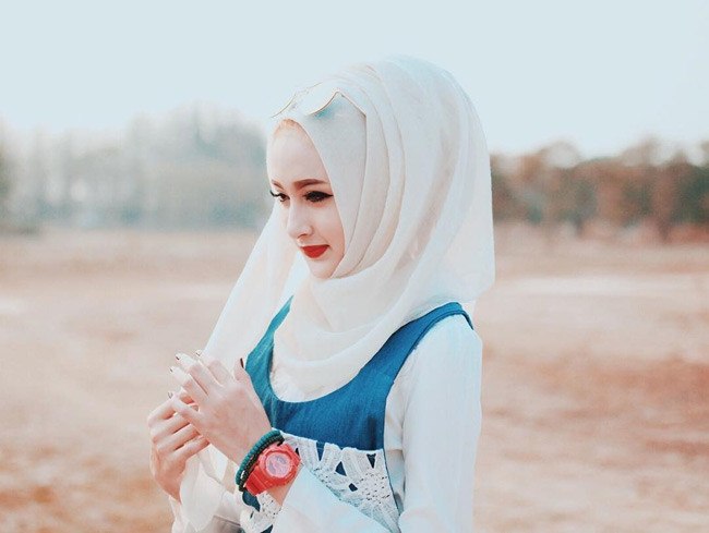 Những hình ảnh của cô thường chụp cận mặt, cho thấy rõ mọi đường nét. Tuy vậy, khó có thể tìm được một khuyết điểm lớn trên gương mặt của cô nàng.