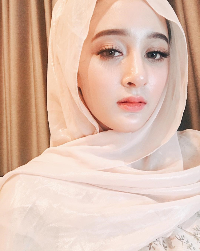 Không khó hiểu khi Instagram của hot girl Hồi giáo có đến gần 300.000 lượt theo dõi và Facebook cá nhân cũng có vài chục nghìn lượt fan. Saira là người Thái Lan, gốc Pakistan. Giống như các cô gái theo đạo Hồi khác, cô nàng thường xuyên mang khăn trùm đầu.