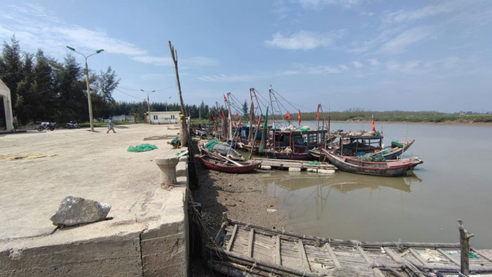 Ông Nguyễn Thanh Bình - Chủ tịch UBND xã Hoằng Phụ (huyện Hoằng Hoá, tỉnh Thanh Hóa) cho báo chí biết: "Thời gian đầu, tàu thuyền vẫn ra vào cảng bình thường. Tuy nhiên, do mưa bão, cửa lạch bị bồi lắng nên tàu thuyền không thể vào được, xã đã phải bỏ ra hơn 1 tỷ đồng để nạo vét nhưng vẫn không thấm vào đâu. Sau đó, không có thuyền bè nào vào neo đậu nữa”. (Ảnh: CAND).