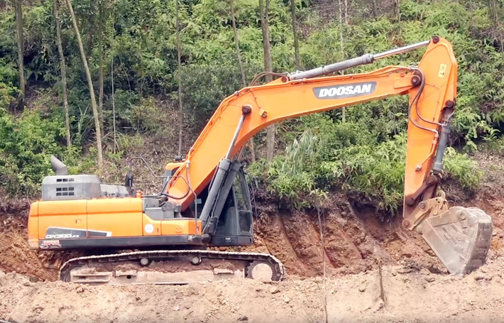 Theo phản ánh của người dân, thời gian gần đây, Công ty Cường Đại đã có hành vi san lấp, tạo đường đi và có hành vi khai thác vào cả phần đất chưa thỏa thuận được với các hộ dân, gây bức xúc.