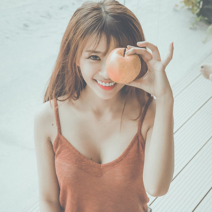 Giải thích về bức ảnh "hot girl bán xúc xích", Khánh Vy cho biết bức ảnh đó đã được chụp cách đây hơn 2 năm, không hiểu vì lý do gì mà nó lại được "khai quật", được nhiều người chú ý đến thế. Hiện tại cô bạn đã không còn làm công việc này.