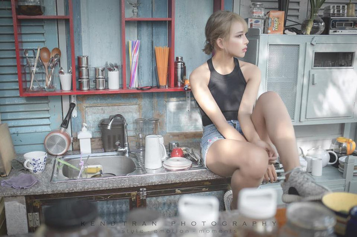 Khánh Vy cho biết thời điểm chụp bức ảnh đó là khi cô ở trọ cùng với một cô chủ bán bánh mì xúc xích, hot dog. Rảnh rỗi, Khánh Vy phụ giúp người bán hàng và chụp ảnh để giữ lại làm kỷ niệm vui... không ngờ 2 năm sau đó, một dân mạng đem bức ảnh này lên một fanpage nổi tiếng, khiến cô trở thành "hot girl bất đắc dĩ".