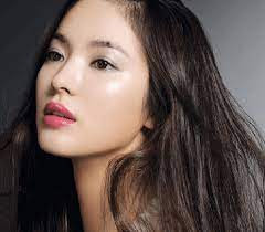 Nốt ruồi ở lông mày. Nốt ruồi ở lông mày được ví như hạt ngọc trong cỏ. Đối với nữ giới có nốt ruồi xuất hiện trên lông mày là người gặp được nhiều may mắn, giàu sang phú quý, vượng phu ích tử.