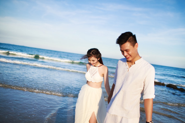 Trên bãi biển vắng, cặp đôi trẻ tuổi dắt tay nhau, trên môi nở những nụ cười hạnh phúc. Những bức ảnh giản dị, gần gũi, quen thuộc nhưng lại chứa đựng nhiều tình cảm của cả cặp đôi đang yêu và của chính người cầm máy chụp lại khoảnh khắc.