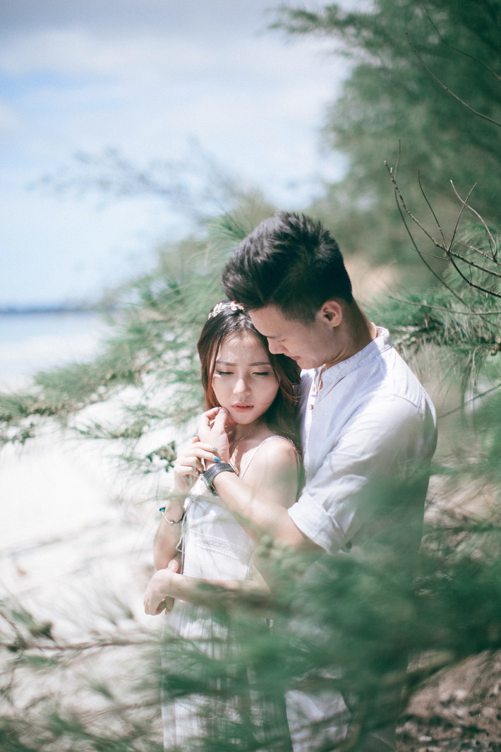 Bãi biển Minh Châu với làn nước xanh mát, bãi cát dài trắng phau và hàng cây tuyệt đẹp khiến nhiều người lầm tưởng với một điểm du lịch nổi tiếng nào đó của Địa Trung Hải.