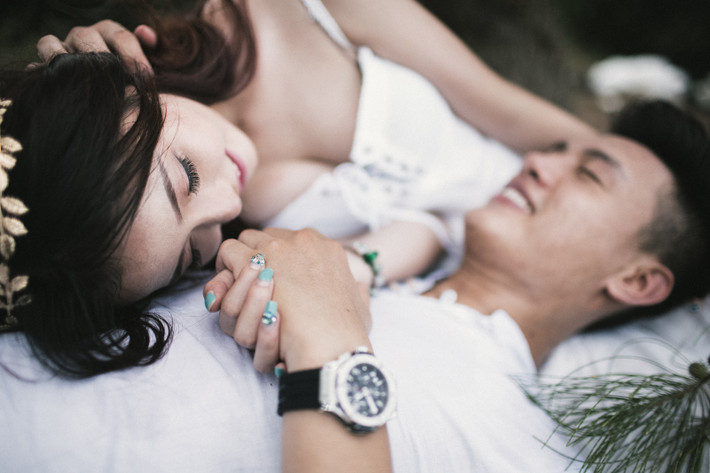 Biển xanh, cát trắng, nắng vàng và tình yêu lãng mạn... là chất liệu chưa bao giờ cũ kỹ trong những bộ ảnh cưới hiện đại. Cách diễn tả cảm xúc đầy tự nhiên của cô dâu, chú rể kết hợp với cảnh sắc thiên nhiên tươi sáng càng khiến cho những bức ảnh thêm phần lung linh và giàu cảm xúc.