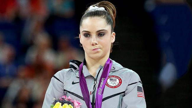 McKayla Maroney, ngôi sao Olympic sinh năm 1995 từng một thời đưa môn thể dục dụng cụ Mỹ gặt hái được không ít thành công trên đấu trường quốc tế. Tại Olympic mùa hè năm 2012, McKayla đã cùng đồng đội giành được tấm huy chương vàng và huy chương bạc giải cá nhân ở những phần cô tham gia tranh đấu. Tuy nhiên, có vẻ tấm huy chương bạc chưa làm thỏa lòng nữ vận động viên trẻ, sau khi ban giám khảo đọc kết quả cô đã vô tình tỏ thái độ khá khó chịu và bị máy quay ghi lại.Từ thời điểm đó, gương mặt huyền thoại của McKayla bị dân mạng thích thú cắt ghép và tạo thành những bức ảnh chế cực kỳ bá đạo.