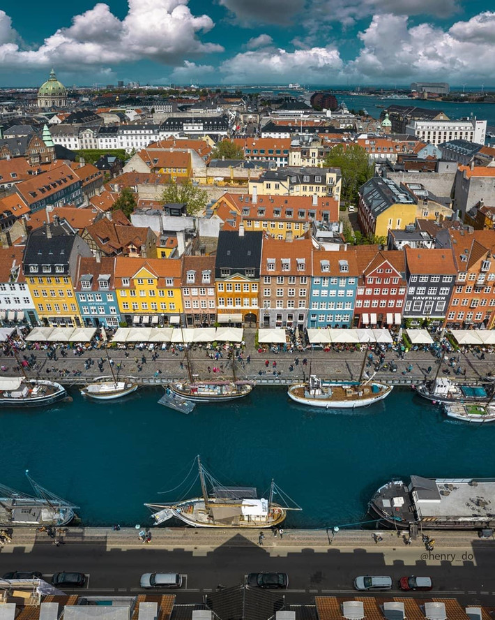 Copenhagen, thủ phủ của Đan Mạch, là thành phố đứng đầu danh sách điểm du lịch đáng đến nhất thế giới năm 2019 theo Lovely Planet. Nơi đây hấp dẫn du khách bởi những công trình kiến trúc cổ tuyệt đẹp, độc đáo và thiên đường ít khói bụi bởi rất nhiều xe đạp lưu thông trên đường. Nhiếp ảnh gia du lịch gốc Việt Henry Do đã tới đây và ghé thăm bến cảng nổi tiếng để chiêm ngưỡng những ngôi nhà sơn màu rực rỡ từ thế kỷ 16. Ảnh: Henry_do.