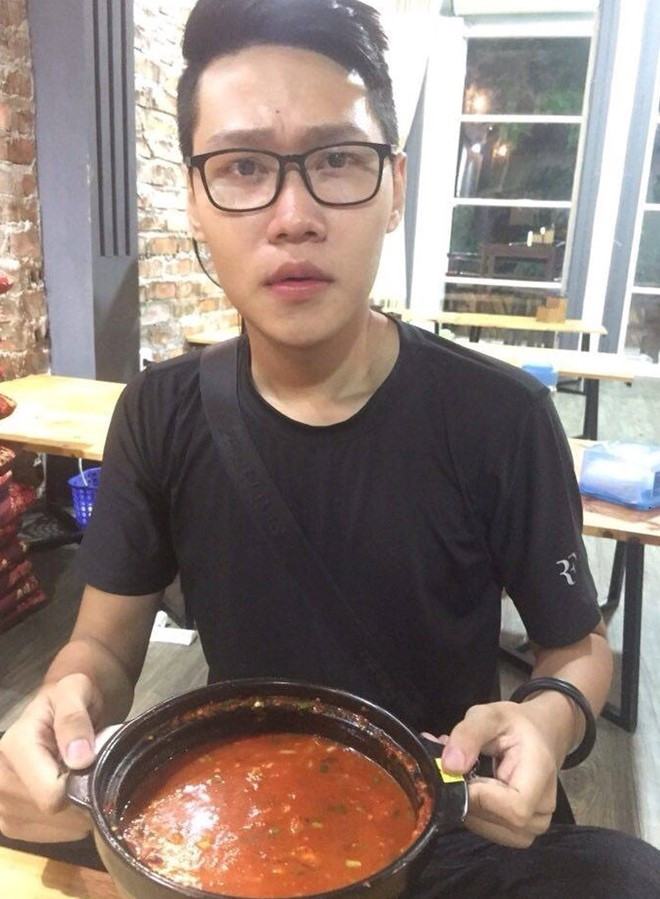 Vài ngày gần đây thánh mỳ cay Nghệ An - Nguyễn Anh Phong đang là nhân vật được nhiều trang mạng dành cho giới trẻ, một số trang tin liên tục nhắc đến nhờ "chiến tích" ăn hết tô mỳ cay cấp 12 của mình. Thông thường các bạn trẻ ăn món mì chỉ đạt đến mức cay cấp 5-6 đã được cho là giỏi, đáng nể, nhưng chàng trai Nghệ An này đã một mình ăn hết bay tô mỳ cay đạt siêu cấp 12 chỉ sau... một lời thách đố của người bạn đi cùng.