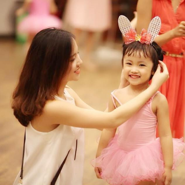 Đáp lại sự quan tâm, nỗ lực vượt qua khó khăn của mẹ, bé Rubi được mẹ kể là một cô bé rất ngoan, biết thương mẹ và tự bản thân cũng cảm nhận được sự thiếu thốn, hoàn cảnh đặc biệt của “gia đình” mình. Trong một vài clip nịnh mẹ, có lần bé Rubi đã khóc khi nghĩ đến chuyện mẹ Oanh sẽ không thương mình nữa mà sẽ “đi ở với người khác”…