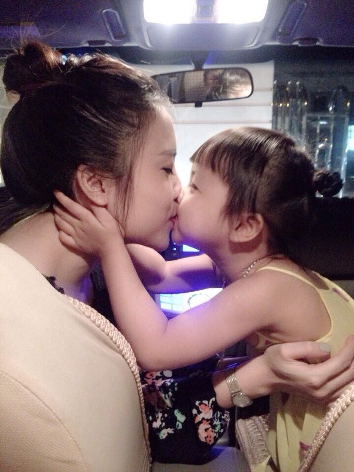 Là mẹ đơn nuôi con một mình đã lâu, chị Oanh luôn cho rằng điều này rất vất vả, các cô gái trẻ hiện nay không nên vì quá nóng vội, chỉ vì một vài lý do nhỏ nhặt mà quyết định “chạy theo phong trào” làm single mom.