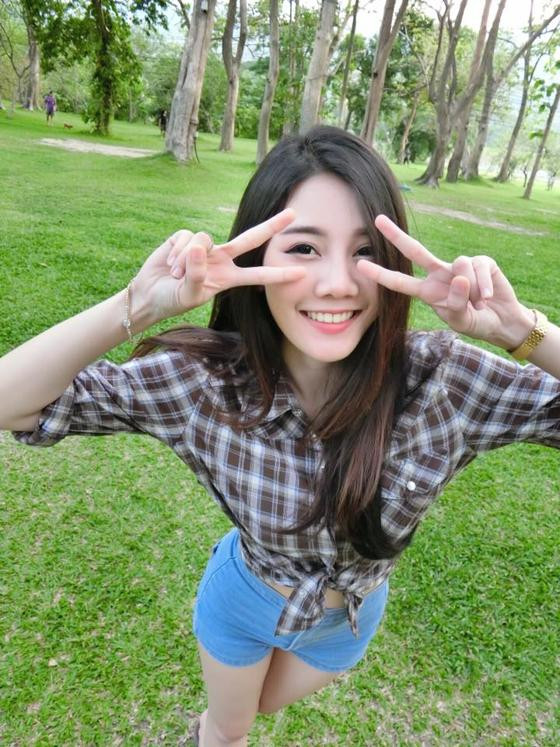 Raisin Kesinee được cho là có sở thích la cà quán xá, tám chuyện với bạn bè cả ở ngoài đời lẫn trên mạng. Chính những điều này đã khiến Kesinee dù xinh đẹp hút hồn nhưng cũng không nhận được sự yêu mến 100% của dân mạng, các bạn trẻ ở Thái Lan.