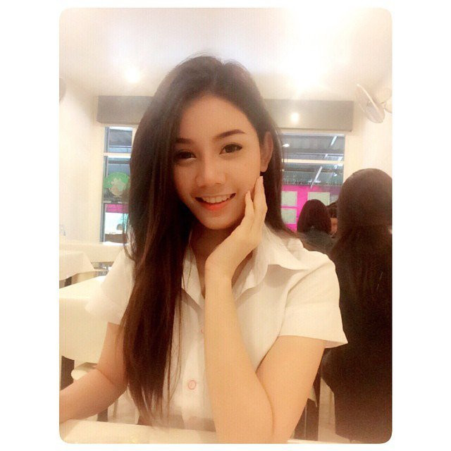Tuy nhiên một số dân mạng khác lại "chết mê" với vẻ xinh xắn, quyến rũ của Kesinee, phong cho cô là nữ sinh xinh đẹp nhất Thái Lan. Dù những nhận xét này phần nhiều mang tính chủ quan nhưng nó cũng giúp Kesinee nổi tiếng, được nhiều người biết đến chỉ trong khoảng thời gian rất ngắn.