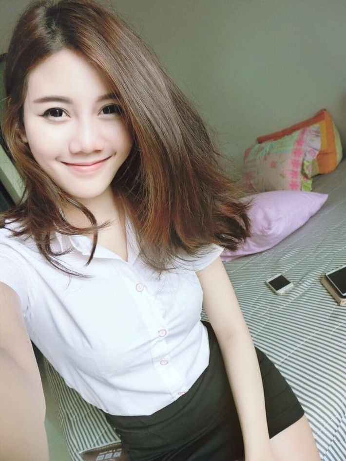 Thân hình bốc lửa và khuôn mặt xinh xắn của cô gái trẻ khiến nhiều dân mạng tò mò. Nhiều bạn trẻ thi nhau lên mạng truy tìm danh tính, thông tin của nữ sinh khoe dáng trong thư viện và phát hiện ra đây là một nữ sinh của một trường đại học danh tiếng.