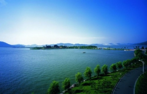 Nhiều giả thiết đặt ra cho hiện tượng này như các xoáy lạ, lỗ đen trên mặt đất, năng lực siêu nhiên hoặc người ngoài hành tinh.