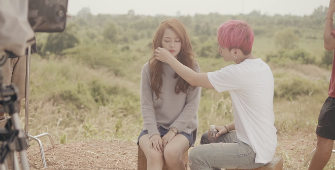 Chi Pu - Buông đôi tay nhau ra: Chi Pu từng vào vai "tình cũ" trong MV của Sơn Tùng MTP. Nhờ vẻ ngoài đẹp đôi, cùng lối diễn xuất nhập tâm, phần lớn fan đều dành lời khen ngợi, liên tục gán ghép và mong muốn hai người trở thành một cặp. Ảnh cắt từ clip.