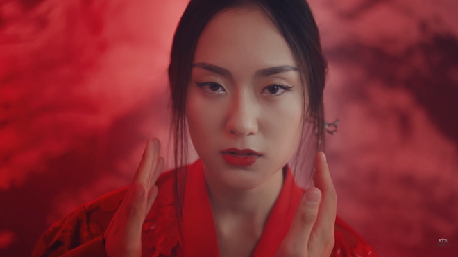 Hồ Thu Anh - Lạc trôi: Giai nhân bí ẩn được dân mạng "săn lùng" sau màn xuất hiện thoáng qua trong MV mới nhất của Sơn Tùng MTP là Thu Anh. Cô sở hữu vẻ ngoài đậm chất Á Đông, với đôi mắt sắc, gương mặt thanh tú và gò má cao. Ảnh cắt từ clip.