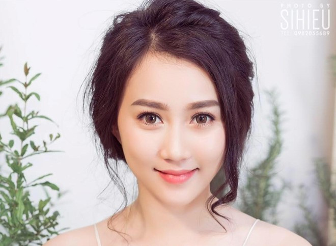 Hồng Loan hiện là mẫu ảnh cho các tờ báo tuổi teen. 9X từng giành một số giải thưởng như "Gương mặt đẹp" tại cuộc thi Ngôi sao thời trang 2013, giải nhất Duyên dáng áo dài và hoa 2014. Ảnh: FBNV.