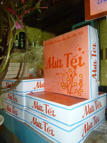 Những hình ảnh về các món quà Tết đậm chất "ngày xưa" giờ chỉ còn lại trên sách báo, tư liệu. Ai đã từng gắn bó với những hình ảnh này, chứng kiến và trải qua những thay đổi theo thời gian chắc hẳn mỗi dịp Tết đến xuân về lại trào lên một sự bồi hồi.