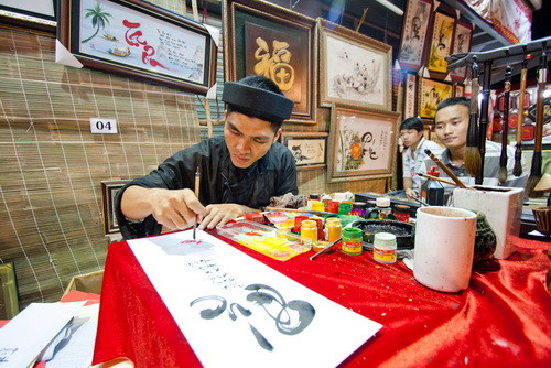 Cũng có những bạn trẻ vì nặng lòng với Tết xưa mà đem những hiểu biết, ký ức của mình để tái hiện lại một phần nào đó những hình ảnh giản dị của thời Tết còn nghèo khó, còn kém xung túc.