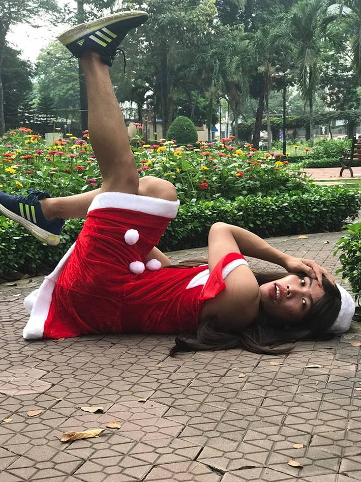 Nhân dịp Giáng sinh 2016 sắp đến, Tùng Sơn đã diện đồ sặc sỡ, hóa thân thành "công chúa tuyết", chụp ảnh quằn quại tại một vườn hoa giữa phố phường Sài Gòn. Bất chấp tại địa điểm có khá nhiều người qua lại nhưng "công chúa thủy tề" Tùng Sơn vẫn thể hiện những cách tạo dáng khó coi, nằm lăn lê ra đất, ưỡn ẹo để "diễn sâu" trước ống kính.