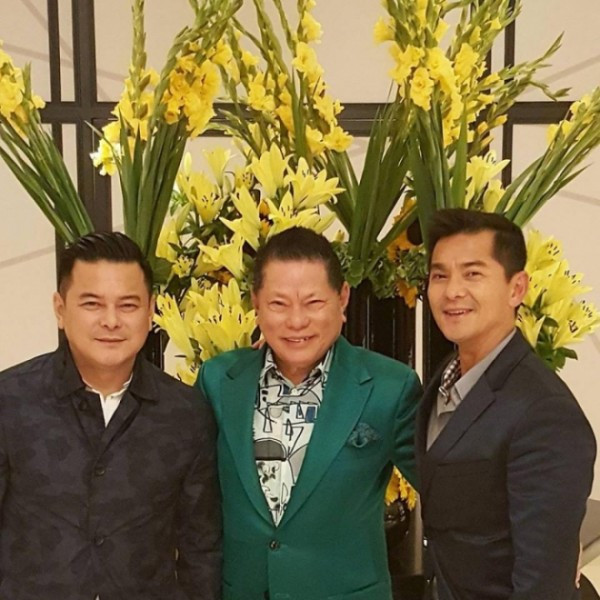 Tỷ phú Hoàng Kiều (giữa), 72 tuổi là nhân vật đang rất nổi tiếng, được nhiều người Việt Nam nhắc tới cùng với những thông tin liên quan đến mối quan hệ cùng với Ngọc Trinh. Được cho là "bạn trai mới" của "nữ hoàng nội y", ông Hoàng Kiều dần được nhiều người phát hiện là tỷ phú người Việt giàu nhất trên thế giới, sở hữu khối tài sản khổng lồ. Ngoài sự giàu có, nổi tiếng, ông Hoàng Kiều còn được biết đến là có 5 người con đều rất thành đạt, giỏi giang trong nhiều lĩnh vực.