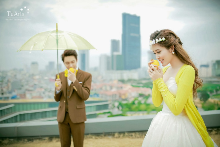 Cả hai hợp sức diễn xuất, đóng giả cô dâu chú rể để thực hiện một bộ ảnh cưới theo công việc, ý đồ của một nhiếp ảnh gia có tiếng. Dù chỉ là công việc nhưng sự ăn ý của Bê Trần và Huyền My cùng hình ảnh lung linh của họ cũng khiến nhiều bạn trẻ thích thú, nhận xét rằng họ rất đẹp đôi.