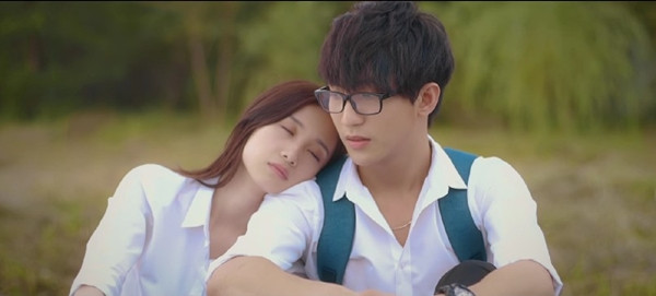 Trong bộ phim "Mùa hè tuổi 17", Bê Trần và hot girl gốc Việt Jun Vũ - Vũ Phương Anh từng là nữ du học sinh gây sốt với vẻ đẹp, gout thời trang ấn tượng, cùng nhau hợp tác và diễn xuất, thể hiện một chuyện tình hồn nhiên, trong sáng của tuổi học trò.