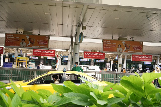 Lượng ô tô, taxi, xe công nghệ cũng ít hơn thường ngày.