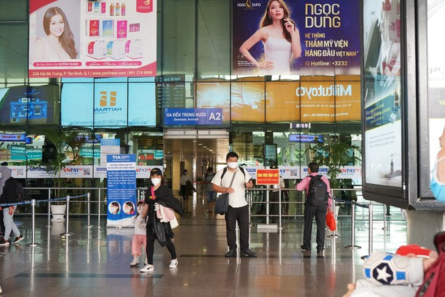 Ghi nhận ngày 19/3, trong khi phần lớn các chuyến bay quốc tế bị hủy thì các chuyến bay trong nước vẫn hoạt động. Tuy nhiên, tại sảnh quốc nội, lượng người ra vào cũng giảm nhiều so với bình thường.