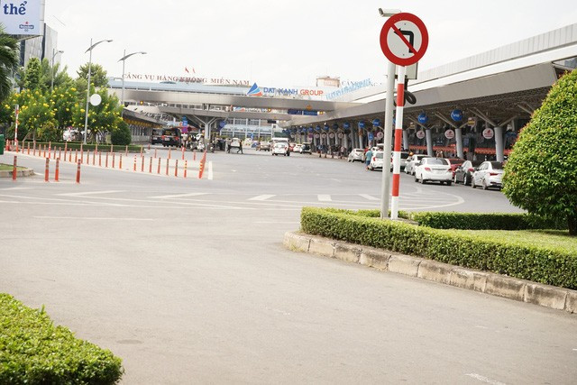 Không còn cảnh tập nập như mọi ngày, các tuyến đường ra vào sân bay Tân Sơn Nhất sáng và trưa nay vắng vẻ, thông thoáng.