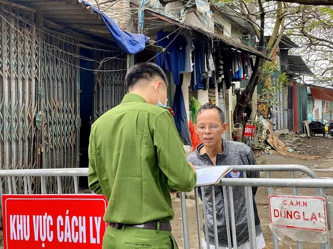 Trước đó, vào tối 11/3, UBND phường Dịch Vọng, quận Cầu Giấy đã tiến hành khử khuẩn, cách ly, rào chắn, chỉ đạo các lực lượng chức năng chốt trực, tuyên truyền với các hộ gia đình trong khu vực cuối ngõ 165 Cầu Giấy gần gia đình hướng dẫn viên du lịch nhiễm Covid-19 này.