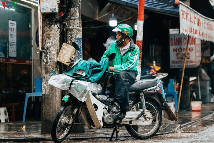 Người dân hạn chế ra đường, lượng khách giảm, chạy xe ôm công nghệ không còn là nghề dễ kiếm sống như trước kia.