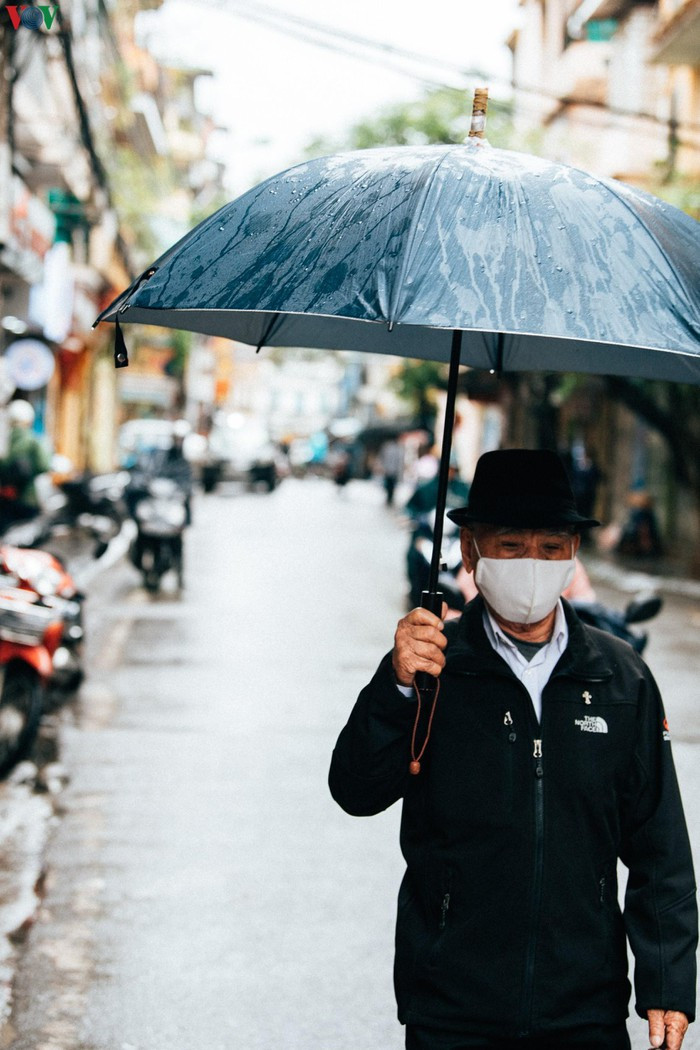 Hầu hết người dân đều thực hiện nghiêm túc việc đeo khẩu trang khi ra đường và tới những nơi công cộng.
