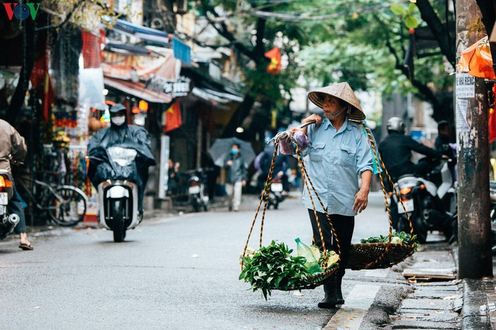 Đồng thời, đề nghị người dân bình tĩnh, thực hiện tất cả các biện pháp mà Bộ Y tế đã hướng dẫn; hạn chế tối đa sử dụng các phương tiện giao thông công cộng.