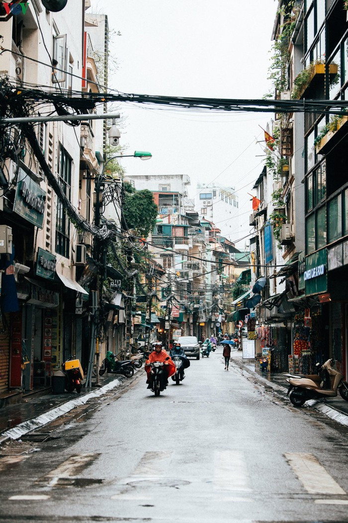 Chúng ta phải chiến đấu với dịch trong khoảng 10 tuần nữa. Thời gian cao điểm của thành phố là khoảng 3-4 ngày nữa", Chủ tịch UBND thành phố Nguyễn Đức Chung dự báo.