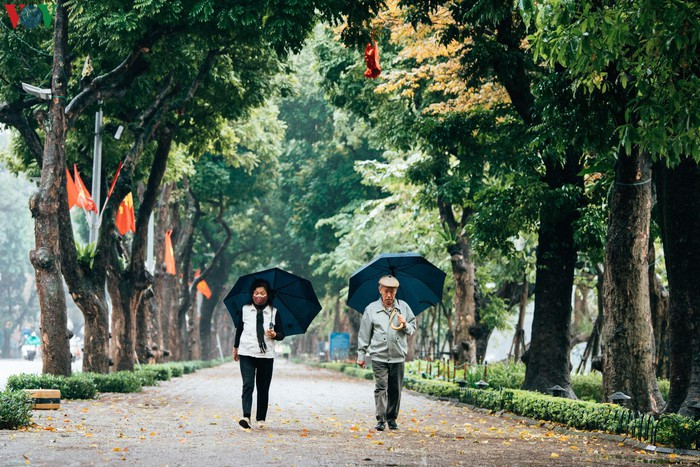 Chỉ có lác đác một vài người dân đi dạo trên phố.