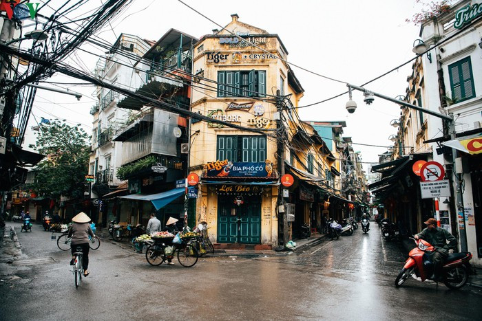 Các địa điểm tham quan, vui chơi tạm dừng hoạt động để tránh tăng nguy cơ lây nhiễm dịch bệnh. Khu phố Tây Tạ Hiện cũng không nằm ngoài tình trạng vắng lặng so với thường ngày.
