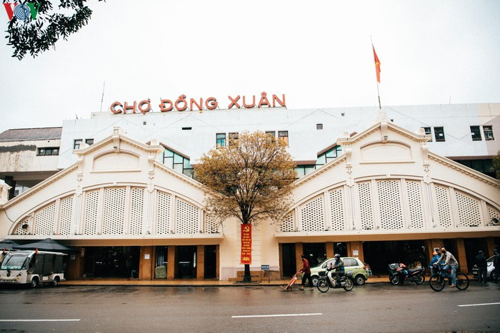 Một địa điểm hút khách khác là chợ Đồng Xuân cũng không còn tình trạng tấp nập như mọi khi.