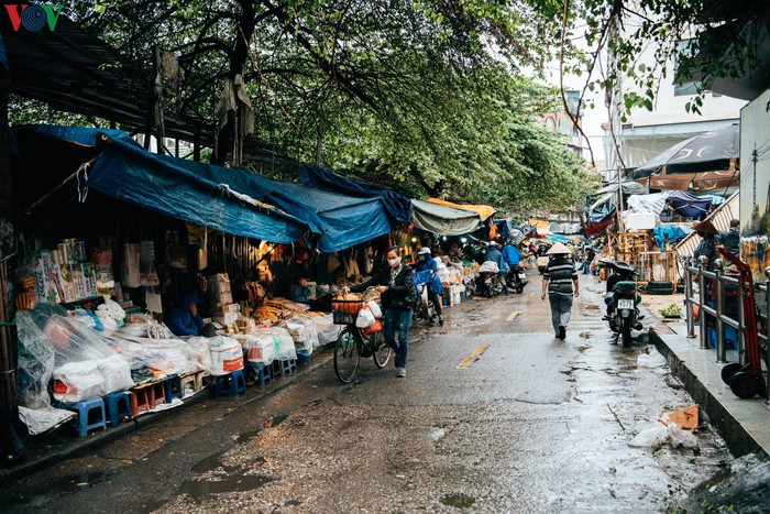 Nhấn mạnh về tinh thần, ý thức tự giác của người dân trong công tác phòng chống dịch bệnh, Chủ tịch UBND TP Nguyễn Đức Chung khuyến cáo từ giờ đến 31/3, người dân nên ở nhà, tránh đi ra ngoài và sinh hoạt đông người.