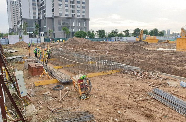 Dự án này vướng lùm xùm khi thi công chưa có giấy phép. Trước đó, ông Trần Việt Hùng cán bộ Quản lý TTXD phường Phú Thượng cho báo giới biết, ngày 14/10/2019, UBND phường Phú Thượng kiểm tra hiện trạng tại ô đất ký hiệu TM01 và lập biên bản về việc chủ đầu tư thi công phần cứng hệ thống thoát nước. UBND phường Phú Thượng yêu cầu chủ đầu tư chỉ được phép thi công xây dựng khi có đầy đủ thủ tục pháp lý được phê duyệt; Có văn bản giải trình gửi Sở Xây dựng TP Hà Nội, UBND quận Tây Hồ, Đội Quản lý trật tự xây dựng quận Tây Hồ và UBND phường Phú Thượng. Đồng thời, yêu cầu Vimedimex dừng tuyệt đối việc thi công rãnh thoát nước. (Ảnh: VTC News).