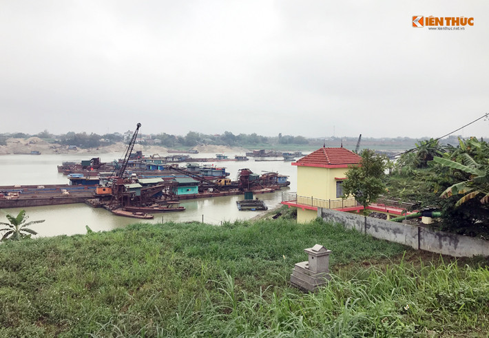 Nhiều người dân ở khu 3 Tử Đà thuộc xã Bình Phú (huyện Phù Ninh, tỉnh Phú Thọ) cho biết, nhiều năm qua, các doanh nghiệp rầm rộ kéo nhau về đây tìm mọi cách để được khai thác cát trên sông Lô khiến cuộc sống và hoạt động sản xuất của người dân địa phương bị đảo lộn, luôn trong tình trạng lo lắng, bất an. Điển hình là hoạt động khai thác cát của Công ty CP Thái Sơn E&C - chi nhánh tại Phú Thọ.