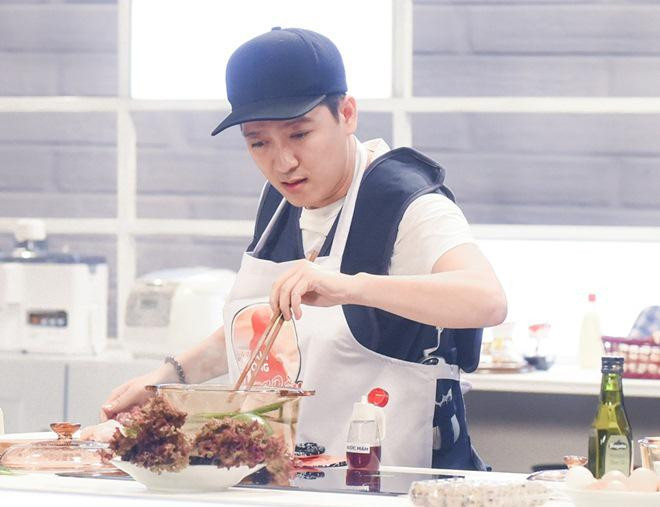 Trong cuộc sống hôn nhân với Nhã Phương, Trường Giang chính là người lo việc nội trợ, chăm sóc bà xã hết mực. Nữ diễn viên đôi ba lần chia sẻ về khả năng nấu nướng của ông xã, dành cho anh những lời khen tuyệt vời nhất.