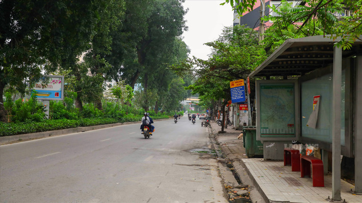 Đường Láng không có nhiều xe cộ lưu thông trong sáng cuối tuần.