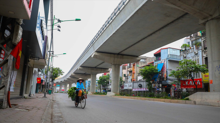 Đường Cầu Giấy vốn được mệnh danh là con phố thời trang, bởi nơi đây hội tụ hàng loạt thương hiệu thời trang từ bình dân đến nổi tiếng. Sau quyết định của Thành phố Hà Nội về việc tạm thời đóng cửa các cơ sở kinh doanh dịch vụ không cần thiết, các cửa hàng tại đây cũng "cửa đóng, then cài", chung tay đẩy lùi COVID-19.